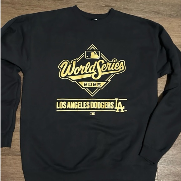 Los Angeles Dodgers World Series 2025 Black gold crewneck sweatshirt Medium - Picture 2 of 2